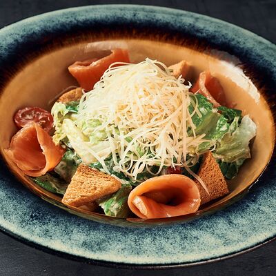 Салат Цезарь с слабосолёной сёмгой в Невидалия по цене 910 ₽