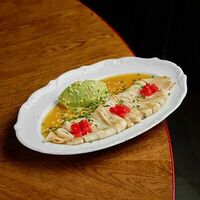 Кальмар с томатной сальсой и мятым авокадо в Rimski Bistro