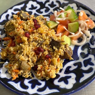 Плов с бараниной с салатом огурцы-помидоры в Бахор по цене 680 ₽