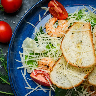 Салат Цезарь с креветкой в КРЫЛЬЯ ПАБ по цене 770 ₽