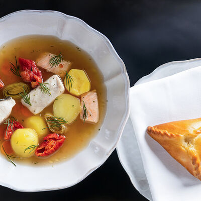 Рыбная похлёбка с расстегаемв Морской по цене 920 ₽