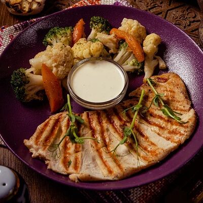 Филе куриной грудки на гриле с соте из овощей в Павлин 2.0 по цене 650 ₽