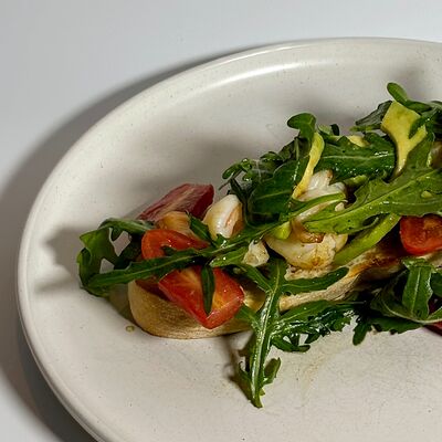 Брускетта с авокадо и креветками в URBAN Lounge по цене 590 ₽