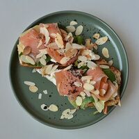 Брускетта с пряным лососем, страчателлой и миндалем в Bucho