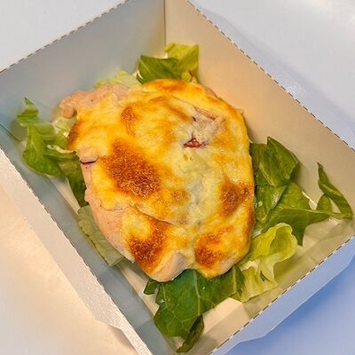 Запеченное куриное филе под сливочным соусом с грибами и сыром в Рент кафе по цене 460 ₽