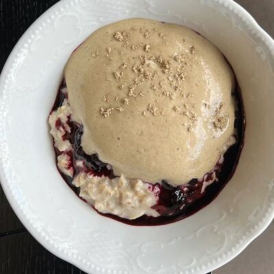 Каша овсяная с черничным вареньем и муссом из халвы в Salva dor bistro по цене 370 ₽