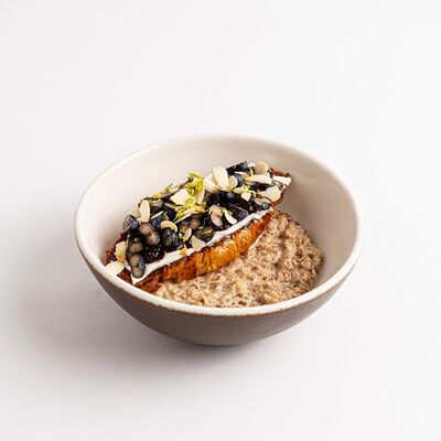 Гречневая каша на кофейных сливках с круассаном, голубикой и черникой в Британские Пекарни по цене 495 ₽