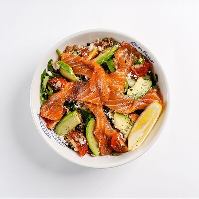 Салат с лососем и творогом в Ocean Basket по цене 5690 ₸