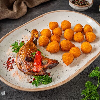 Утиная ножка с картофельными крокетами в Поляна по цене 760 ₽