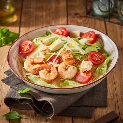 Салат Цезарь с креветками в #наУГЛЯХ по цене 540 ₽