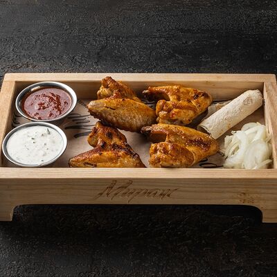 Куриные крылья с соусом в Мираж по цене 440 ₽