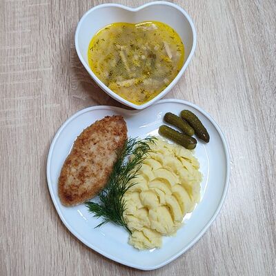 Рассольник с картофельном пюре и котлетой куриной в Погребок Обжорка по цене 590 ₽