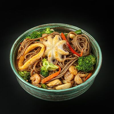 Соба с морепродуктами и брокколи в соусе терияки в RollWok club Азиатская кухня по цене 699 ₽