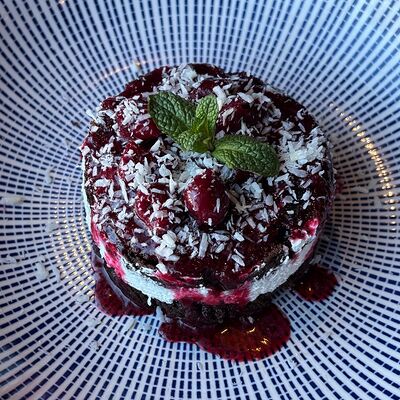 Шоколадный бисквит с вишней в Сиртаки по цене 370 ₽