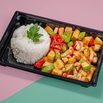Рис с кабачковым рагу и куриным филе в Август по цене 345 ₽