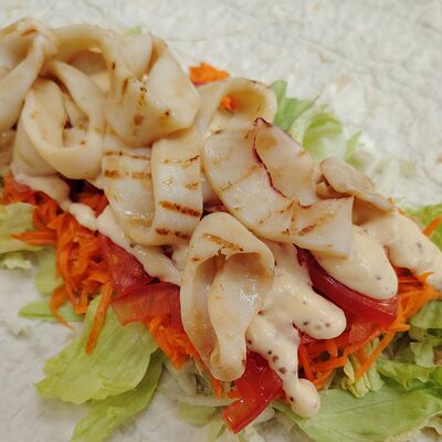 Шаверма с кальмаром большая в Шаверма-бар Рыба мОя по цене 480 ₽