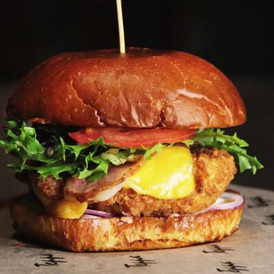 Чикенбургер с хрустящим беконом, томатом и копченым соусом тартар в Terra по цене 27 р.