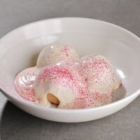 Профитроли с творожным кремом, белым шоколадом и земляникой в 321 Club by Novikov