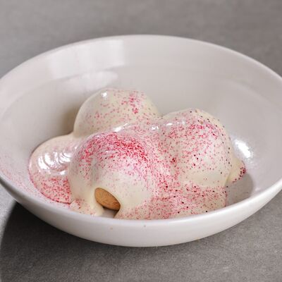 Профитроли с творожным кремом, белым шоколадом и земляникой в 321 Club by Novikov по цене 590