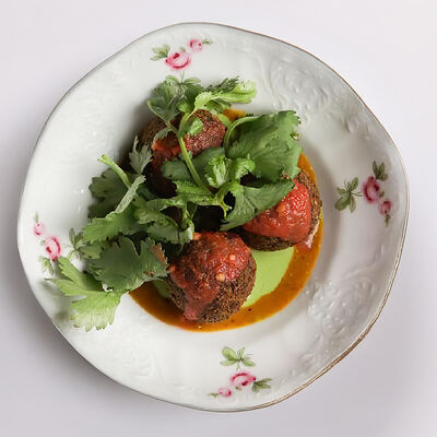 Фалафель Saviv с томатным тартаром и тахини в Saviv по цене 680 ₽