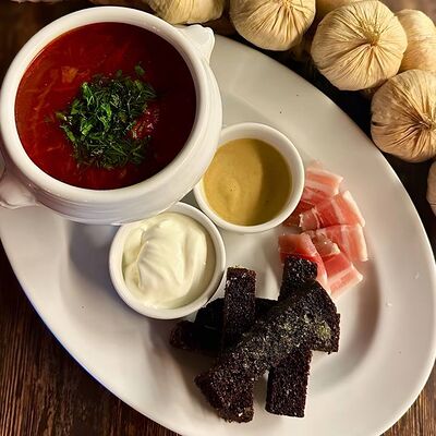 Борщ со сметаной в Арт-шоу ресторан Балаган Сити по цене 540 ₽