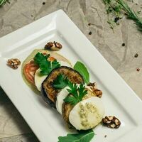 Горячее Капрезе в Pinot Noir