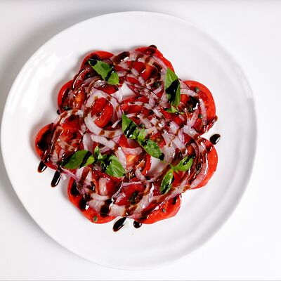 Карпаччо из узбекских помидоров с красным луком и крем-бальзамиком в The Times Home по цене 1260 ₽