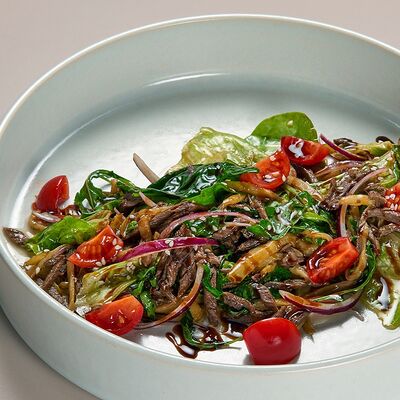 Теплый салат с рукколой и телятиной в Avgust13 по цене 1300 ₽