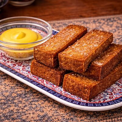 Гренки чесночные с сырным соусом в Тминъ по цене 170 ₽