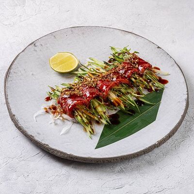 Татаки из тунца огурца и рукколы с авокадо в She по цене 980 ₽