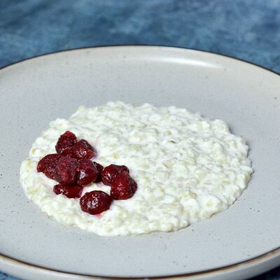 Каша молочная геркулесовая в Мегаполис по цене 110 ₽