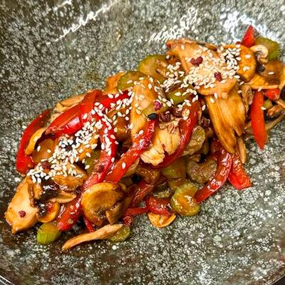 Курица с овощами по-азиатски в Wellfood по цене 40 р.