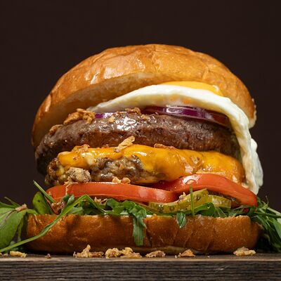 Реальный фирменный бургер в Реальные бургеры по цене 990 ₽