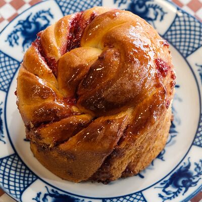 Булочка малиновая в Муси по цене 180 ₽