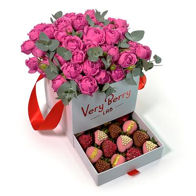 Шкатулка с клубникой и кустовыми розами M в Клубника в шоколаде VeryBerryLab по цене 9990