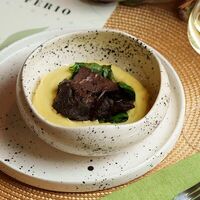 Говяжьи щеки с картофельным пюре и шпинатом в En Ferio