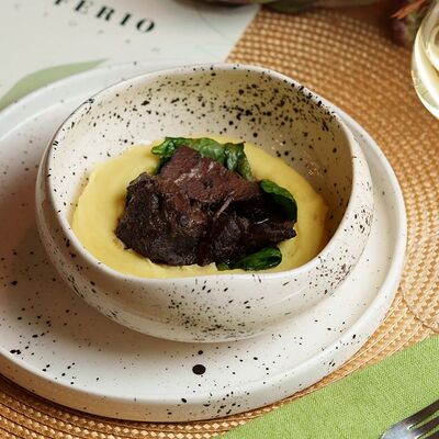 Говяжьи щеки с картофельным пюре и шпинатом в En Ferio по цене 970 ₽