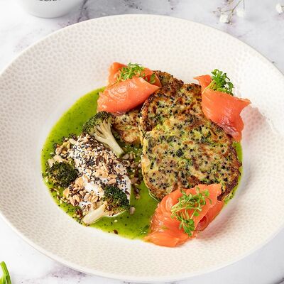 Оладьи из цукини, брокколи с киноа и лососем в Круассан-кафе по цене 660 ₽