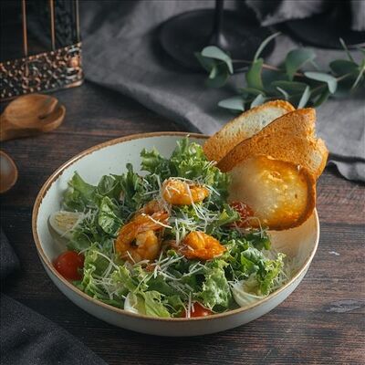 Салат цезарь с креветками в Amato по цене 725 ₽