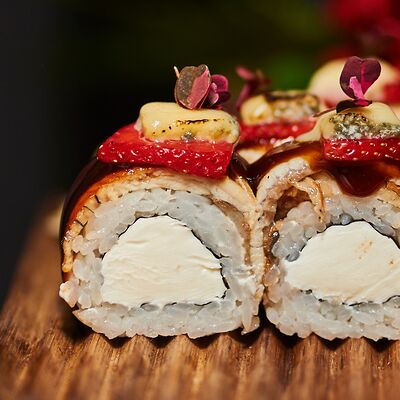 Ролл с угрем и клубникой в Полтора тигра по цене 950