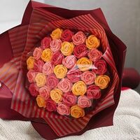 Букет из красных, оранжевых и розовых шоколадных роз в Chococo