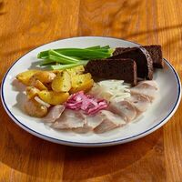 Маринованная сельдь с картофелем и маринованным луком в BBQ Beer Restaurant