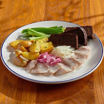 Маринованная сельдь с картофелем и маринованным луком в BBQ Beer Restaurant по цене 590 ₽