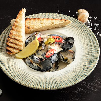 Морепродукты под соусом Самбал в BierBurg по цене 999 ₽