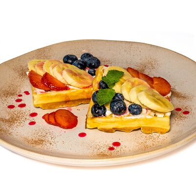 Вафли с ягодами и бананом в The art cafe по цене 495 ₽
