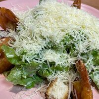 Салат Цезарь с креветками в Крафт