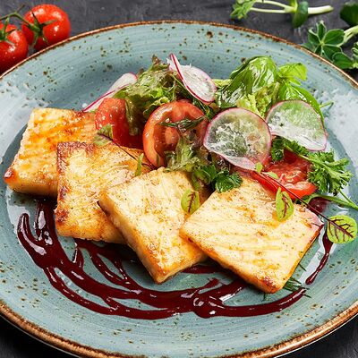 Жареный адыгейский сыр с ягодным соусом в Cernovar по цене 830 ₽