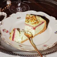 Фисташковый чизкейк с малиновым конфив Vseklassno Coffee Bar