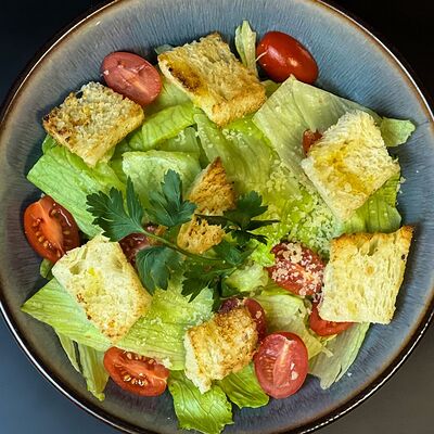 Цезарь классический в Yummy Sushi по цене 390 ₽