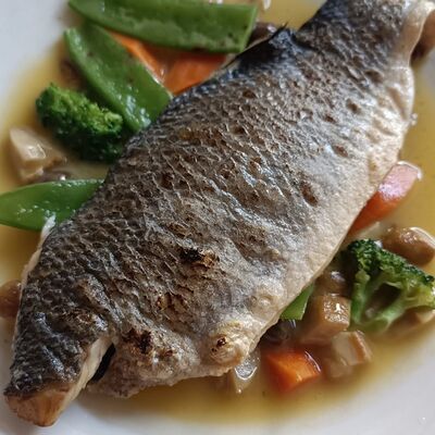 Сибас с бланшированными овощами в Роберто по цене 1180 ₽